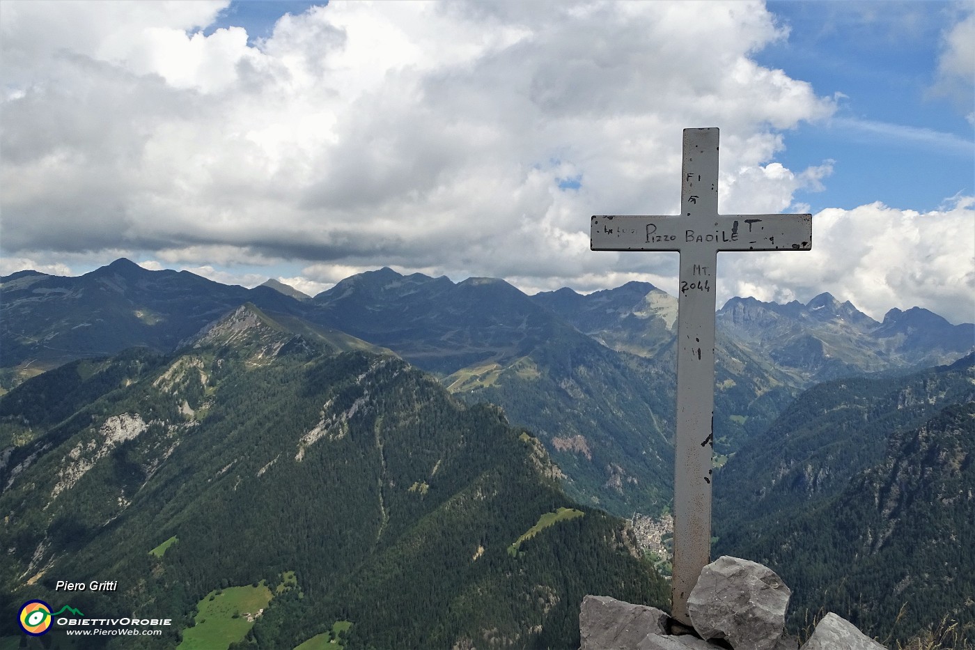 68 Alla croce di vetta del Pizzo Badile (2044 m).JPG